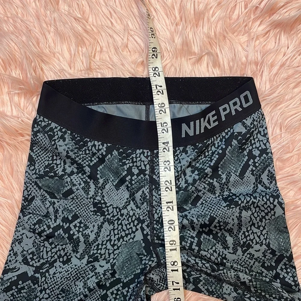 Nike Pro Gray & Black Snakeskin‎ Cropped Leggings Size Small
